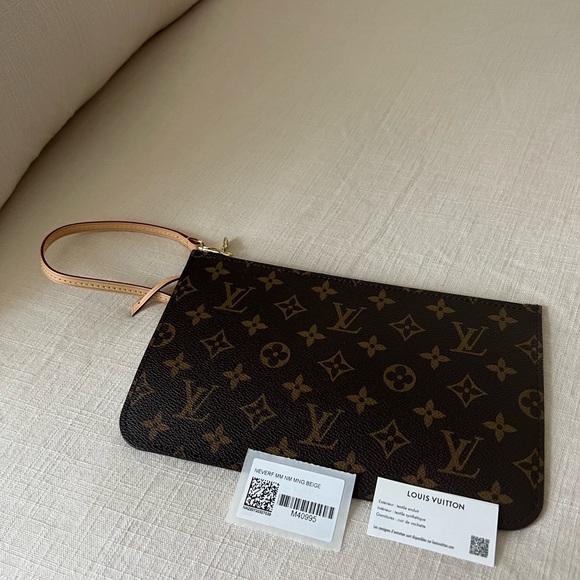 New authentic LV pochette - Picture 2 of 11